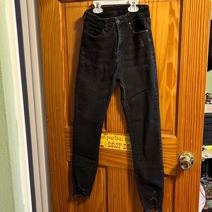 Black skinny jeans size Small/4 w/ distressed detailing by Shein